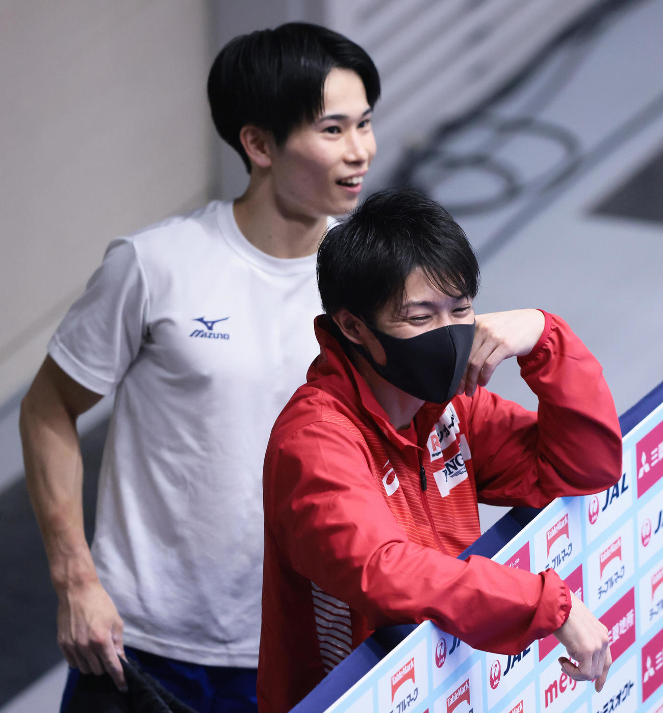 種目別の鉄棒で優勝した内村（右）は後方から祝福する総合優勝の萱に笑顔を見せる（撮影・足立雅史）