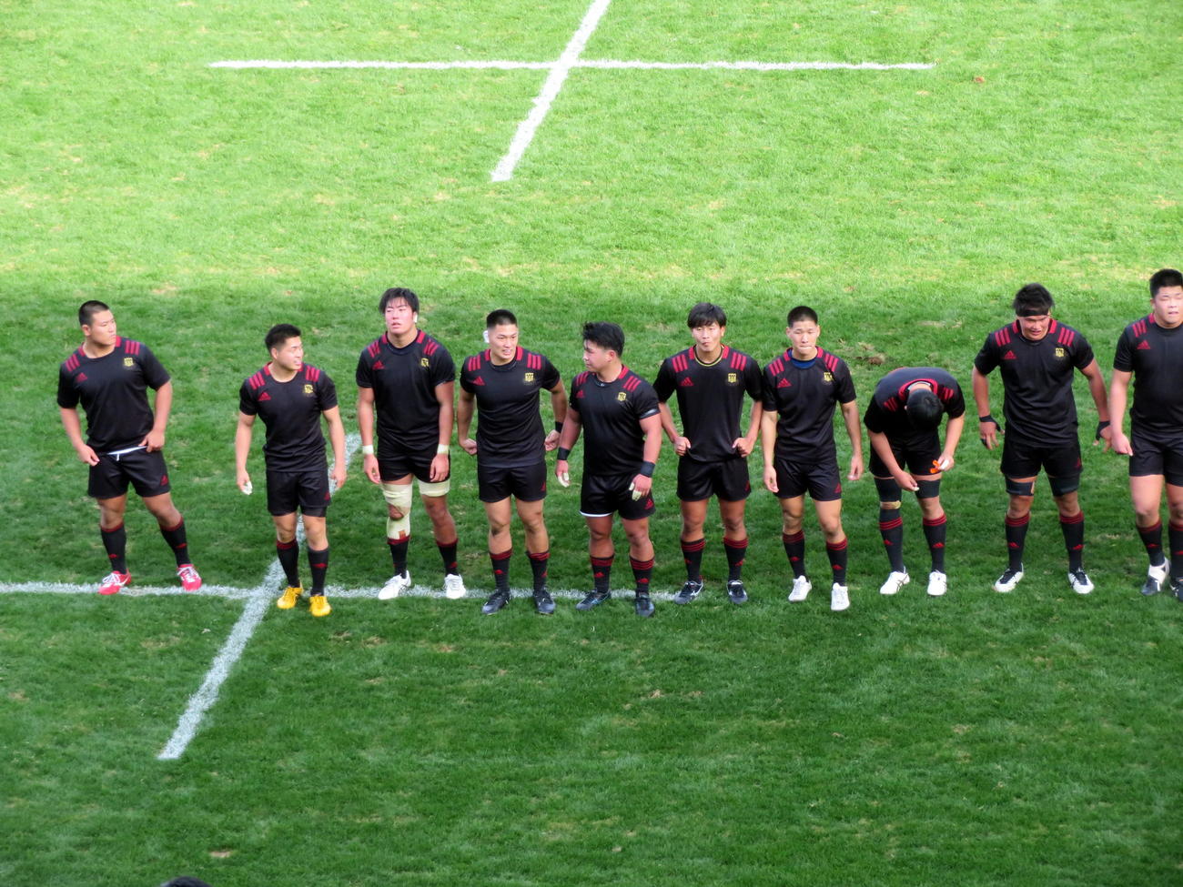 日大対福岡工大　試合後、スタンドにあいさつする日大フィフティーン（撮影・三須一紀）