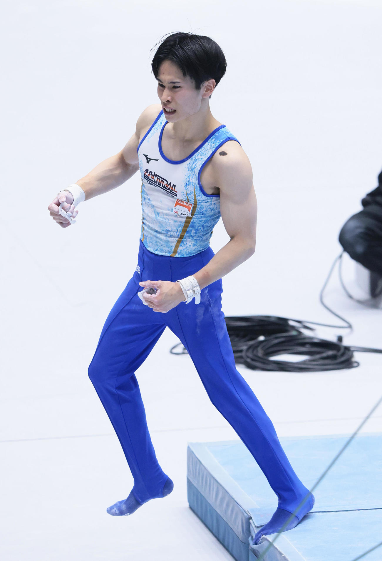 決勝の鉄棒の演技を終えガッツポーズする萱（撮影・足立雅史）