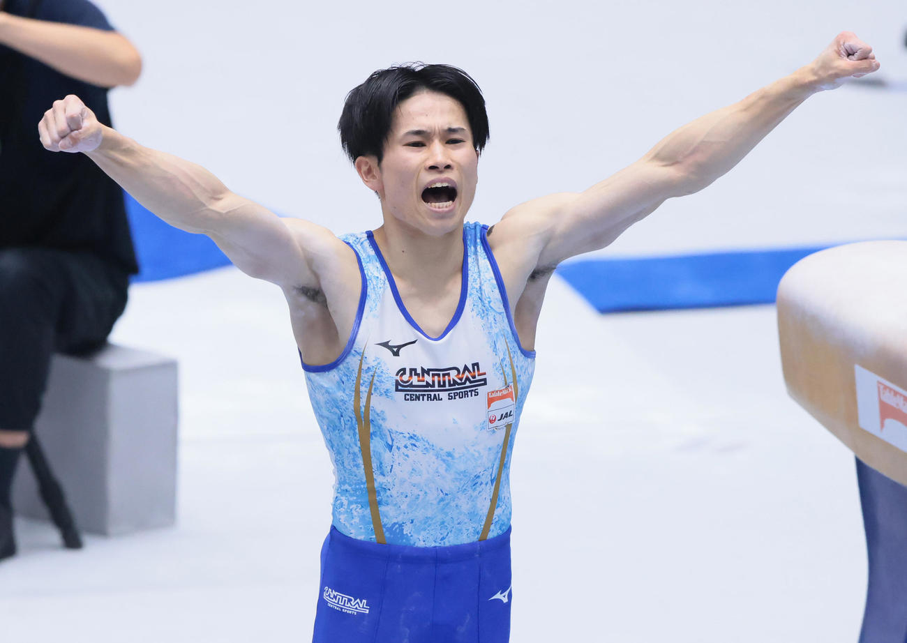 決勝のあん馬の演技を終え力強くガッツポーズする萱（撮影・足立雅史）