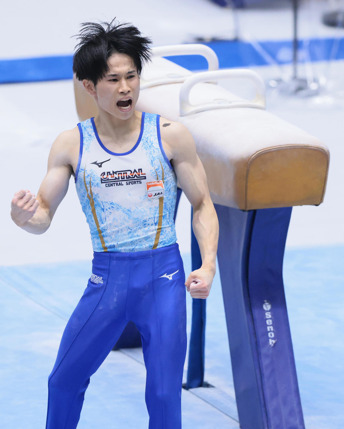 決勝のあん馬の演技を終え力強くガッツポーズする萱（撮影・足立雅史）