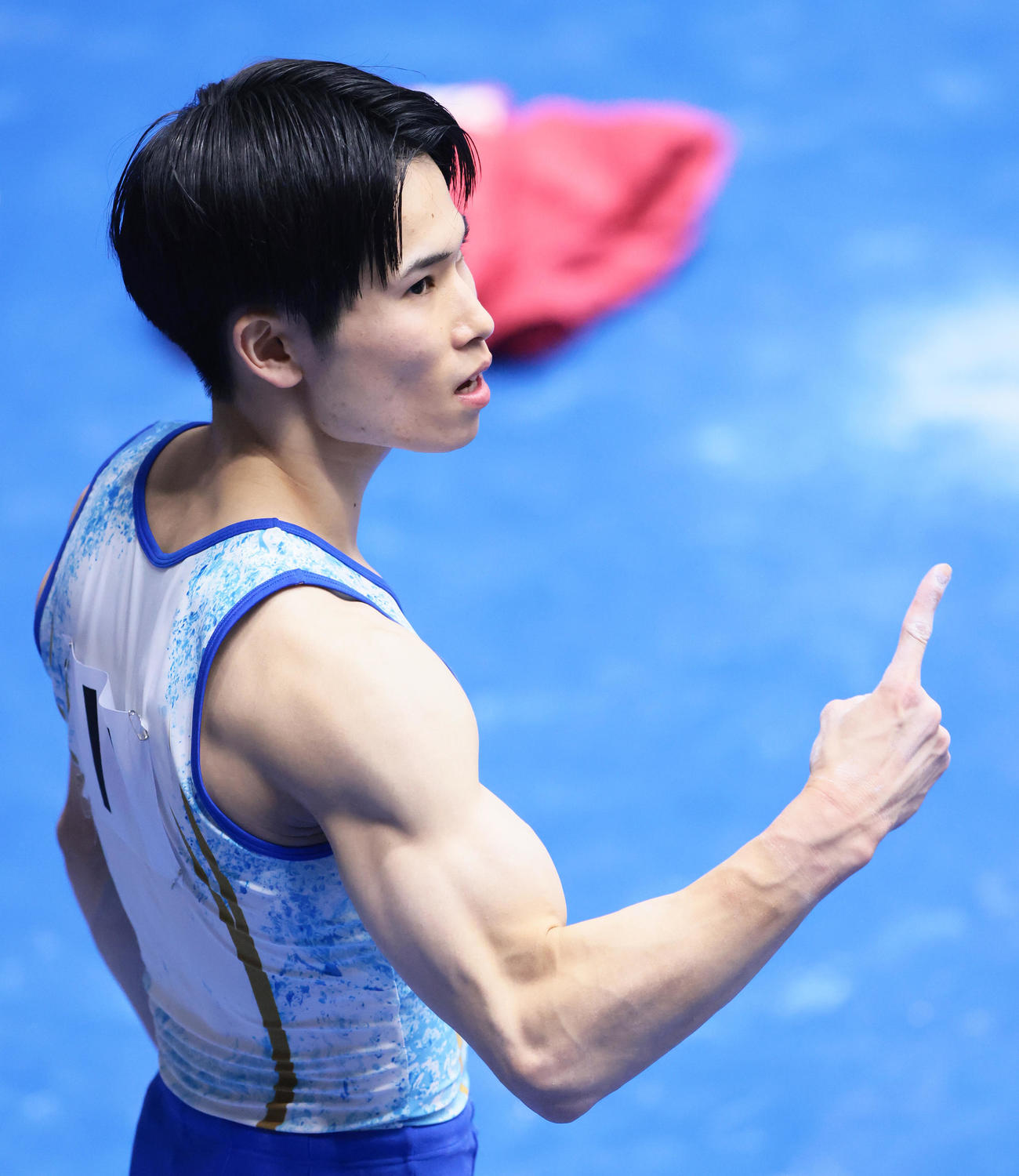 総合優勝を果たし右手で一番を作る萱（撮影・足立雅史）