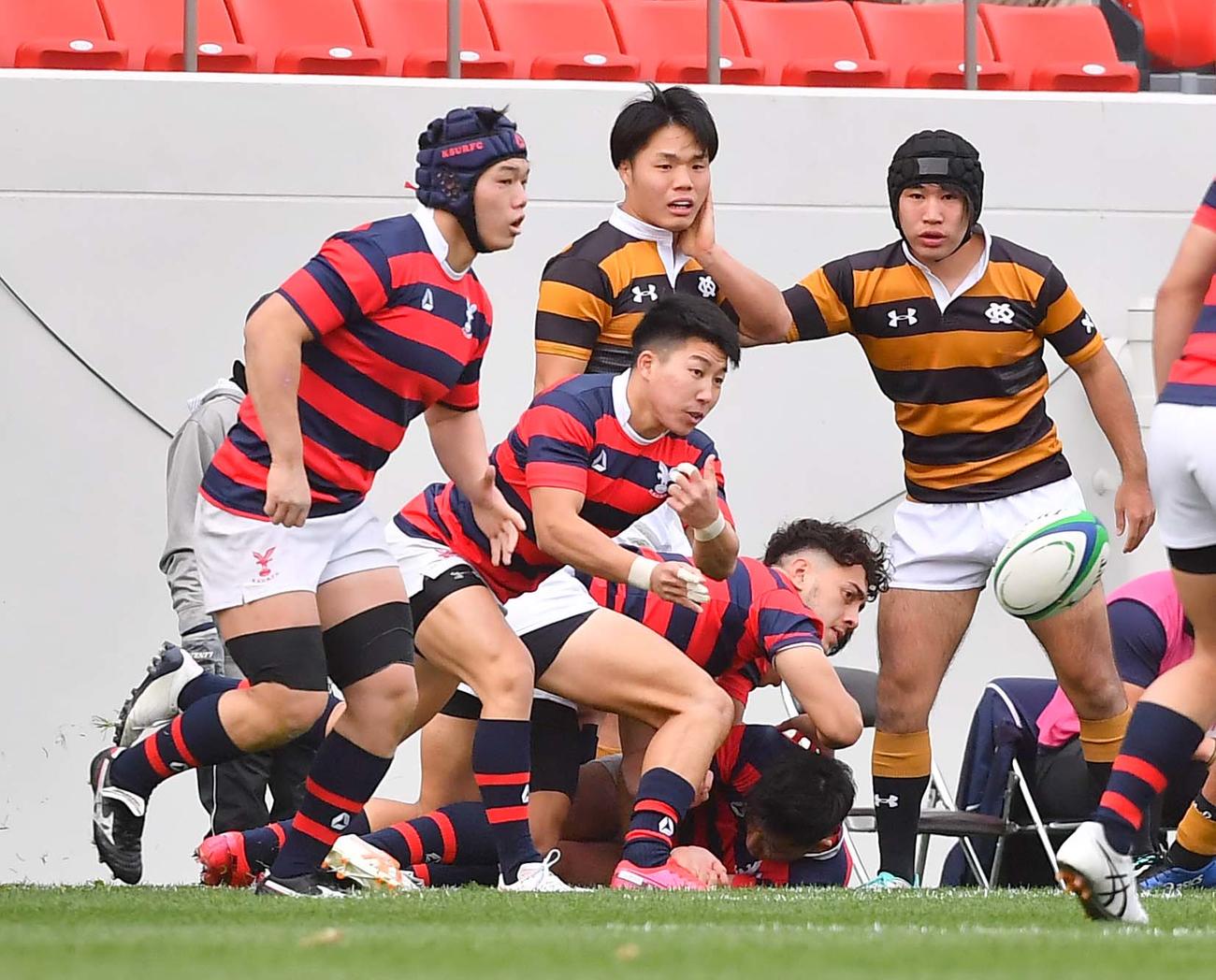 慶大対京産大　前半、大学ラグビー選手権で戦う兄の慶大CTB三木亮弥（左から2人目）と京産大フランカー三木皓正（左）（撮影・上田博志）