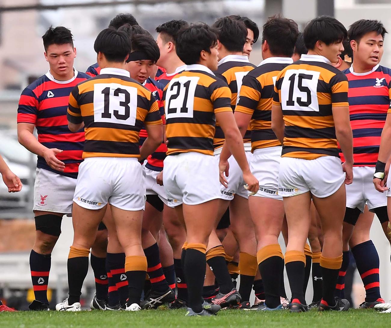 慶大対京産大　試合後、健闘をたたえ合う弟の京産大フランカー三木皓正（左）と慶大CTB三木亮弥（左から2人目）（撮影・上田博志）