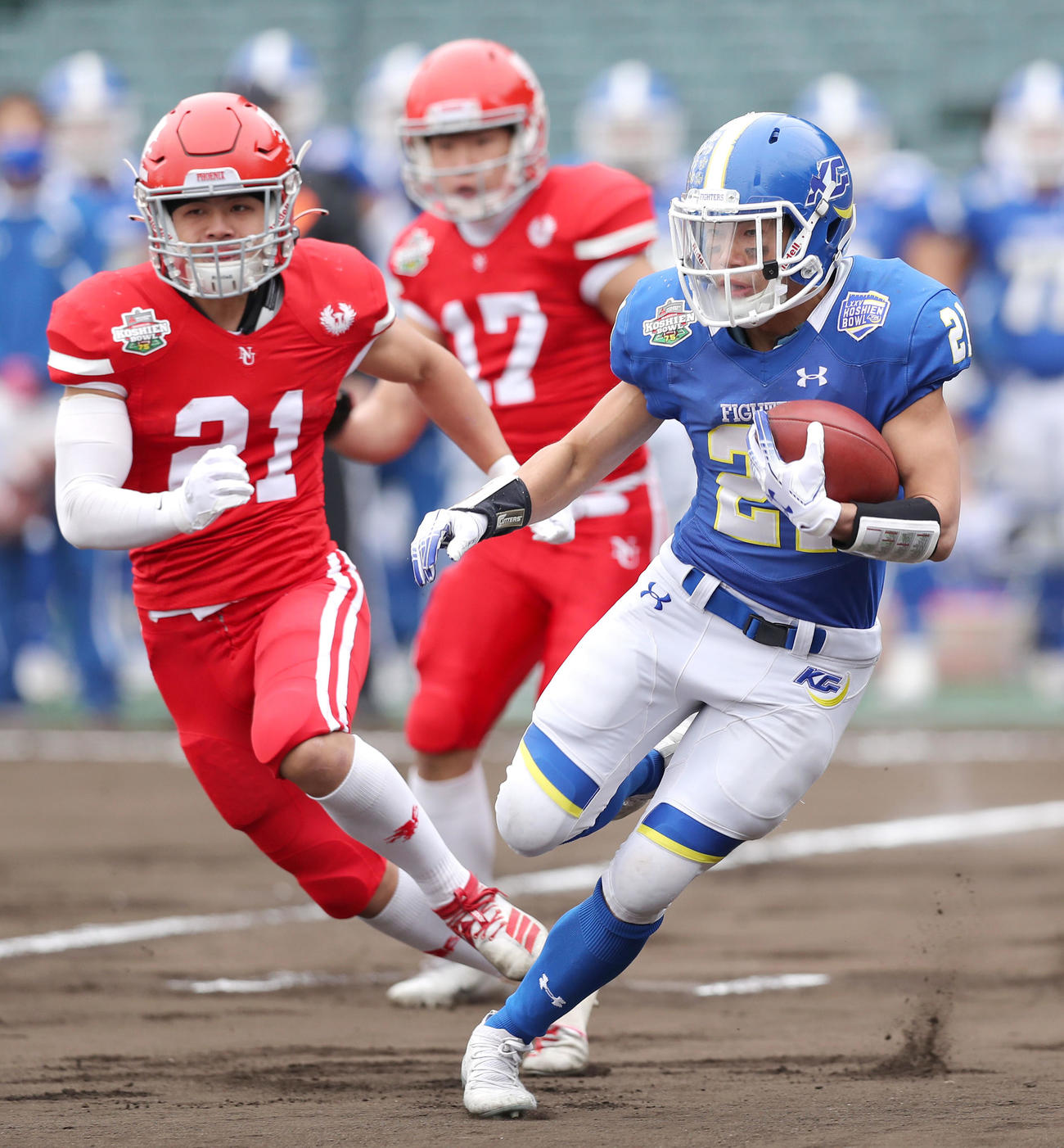 甲子園ボウル　関学大対日大　第1Q、関学大RB三宅（右）は敵陣20ヤードまで攻め込む（撮影・前田充）