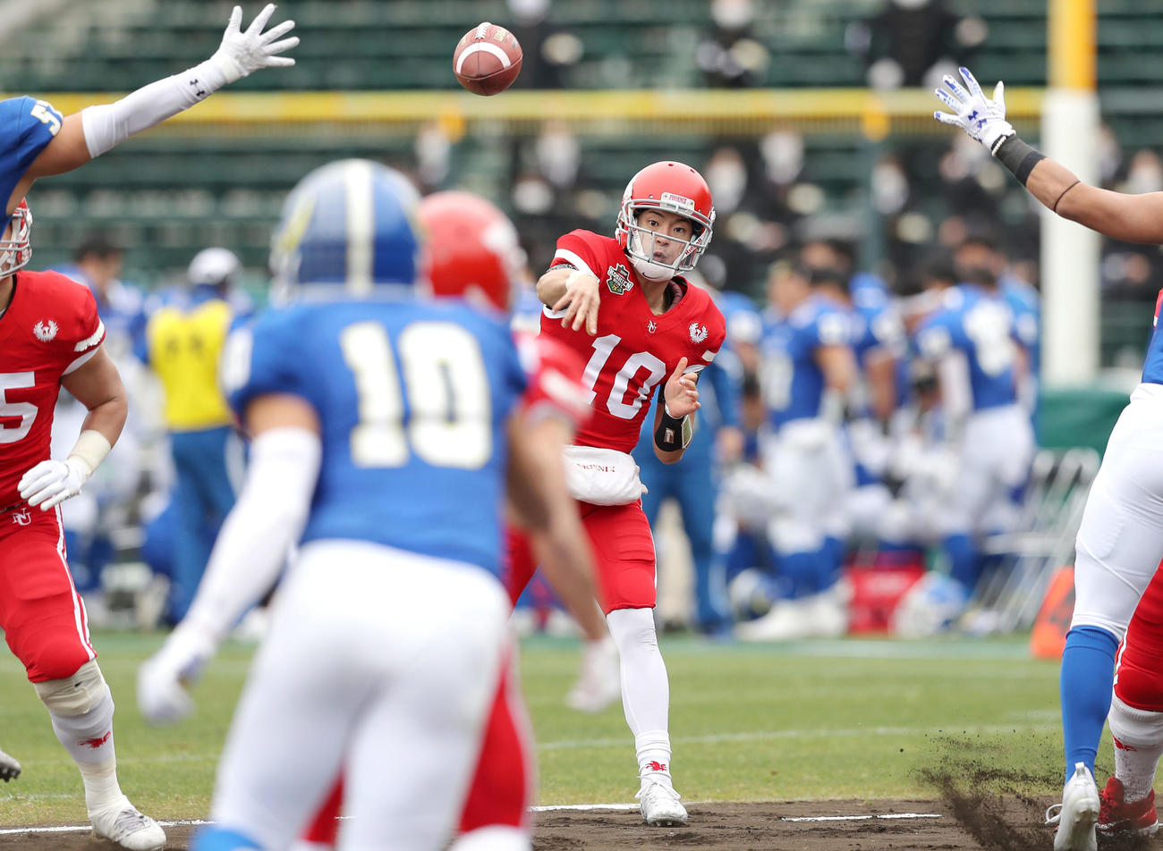 甲子園ボウル　関学大対日大　第1Q、前線にパスを出す日大QB林大（撮影・前田充）
