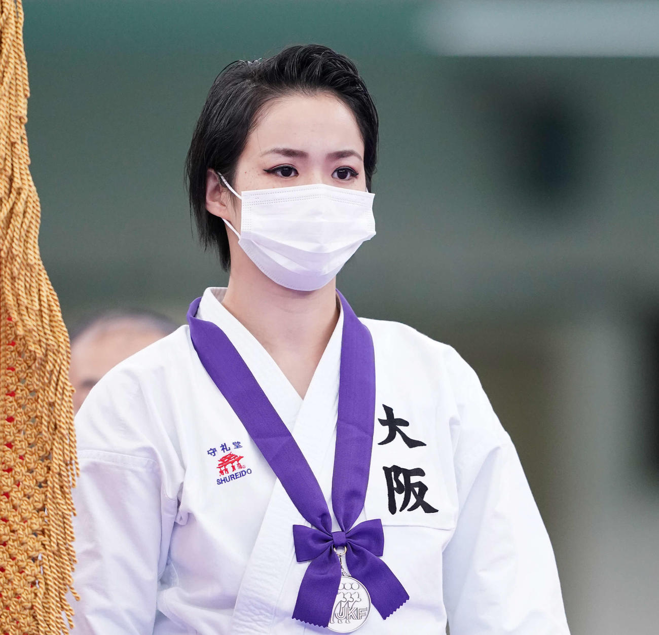 女子形決勝　大野に敗れ優勝を逃し、表彰台で浮かない表情の清水（撮影・鈴木みどり）