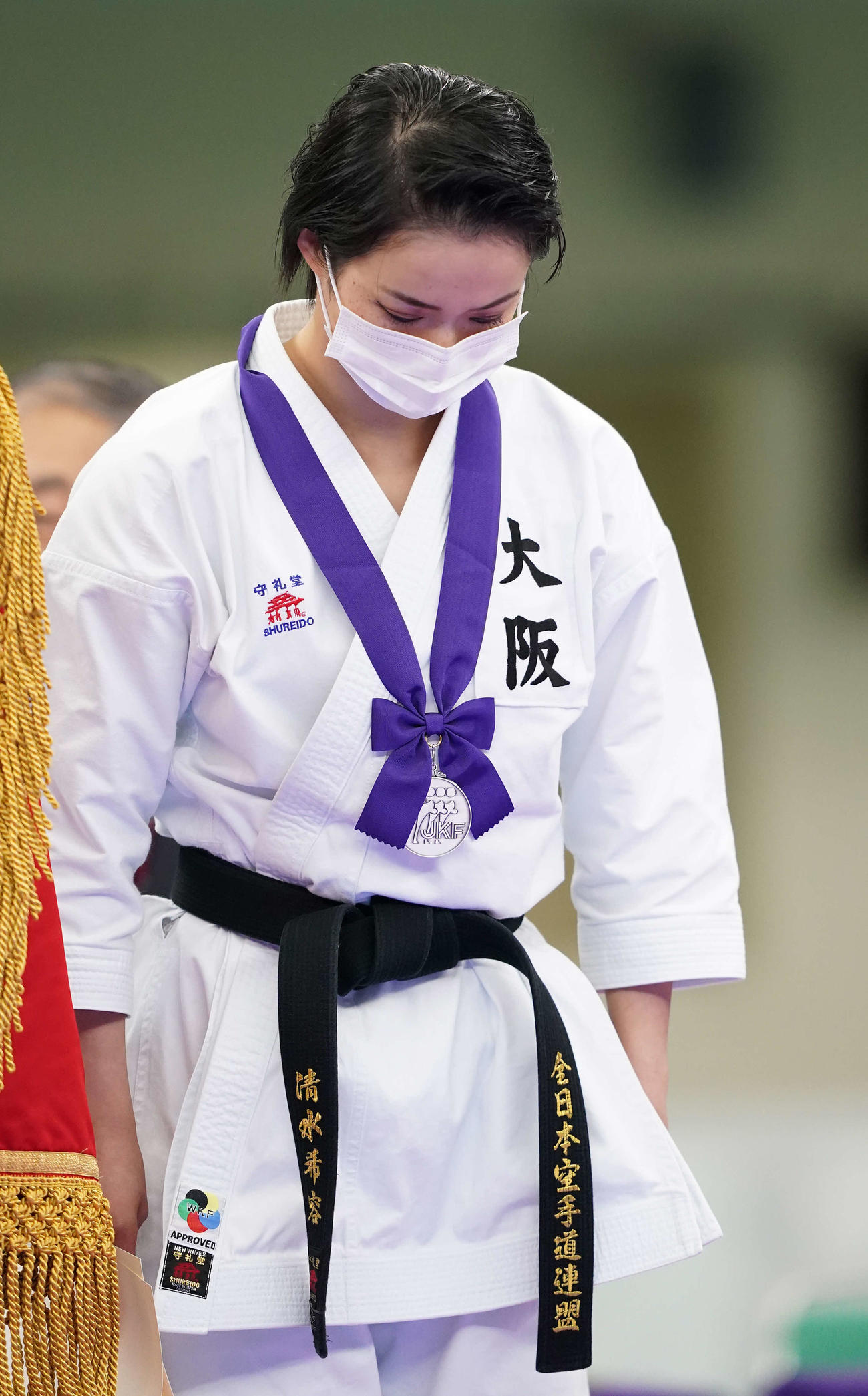 女子形決勝　大野に敗れ優勝を逃し、表彰台で浮かない表情の清水（撮影・鈴木みどり）