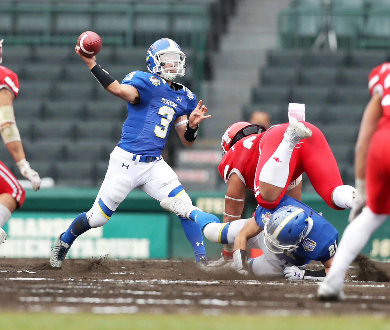第4Q、パスを通す関学大QB奥野（撮影・前田充）