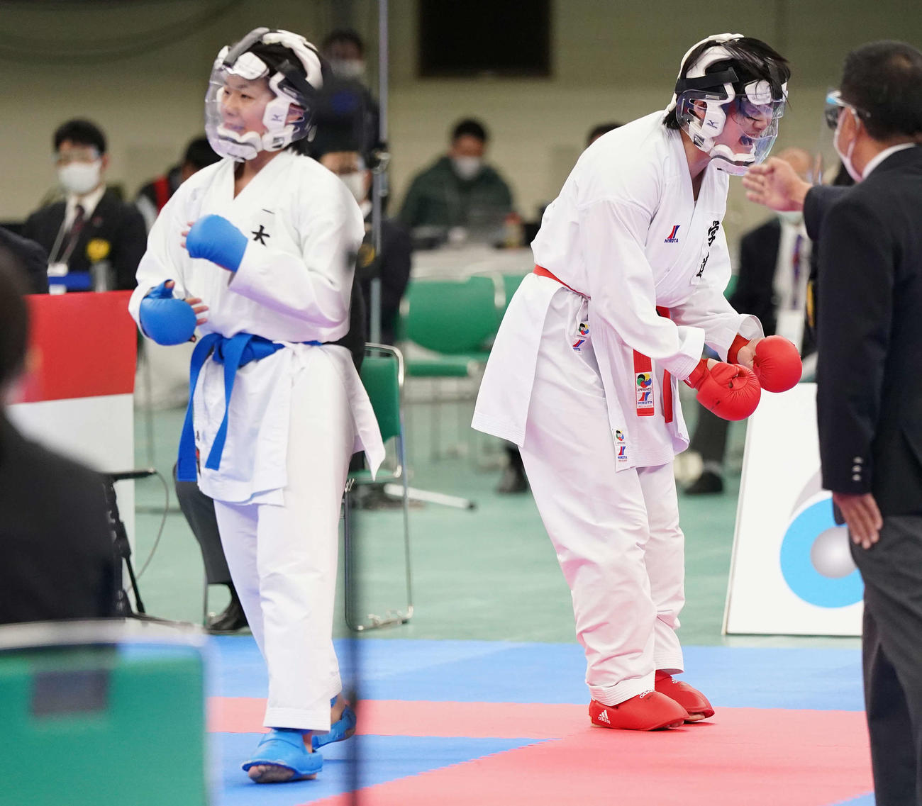 女子組手決勝　島（左）に勝利し優勝を決め、ほえる沢江（撮影・鈴木みどり）