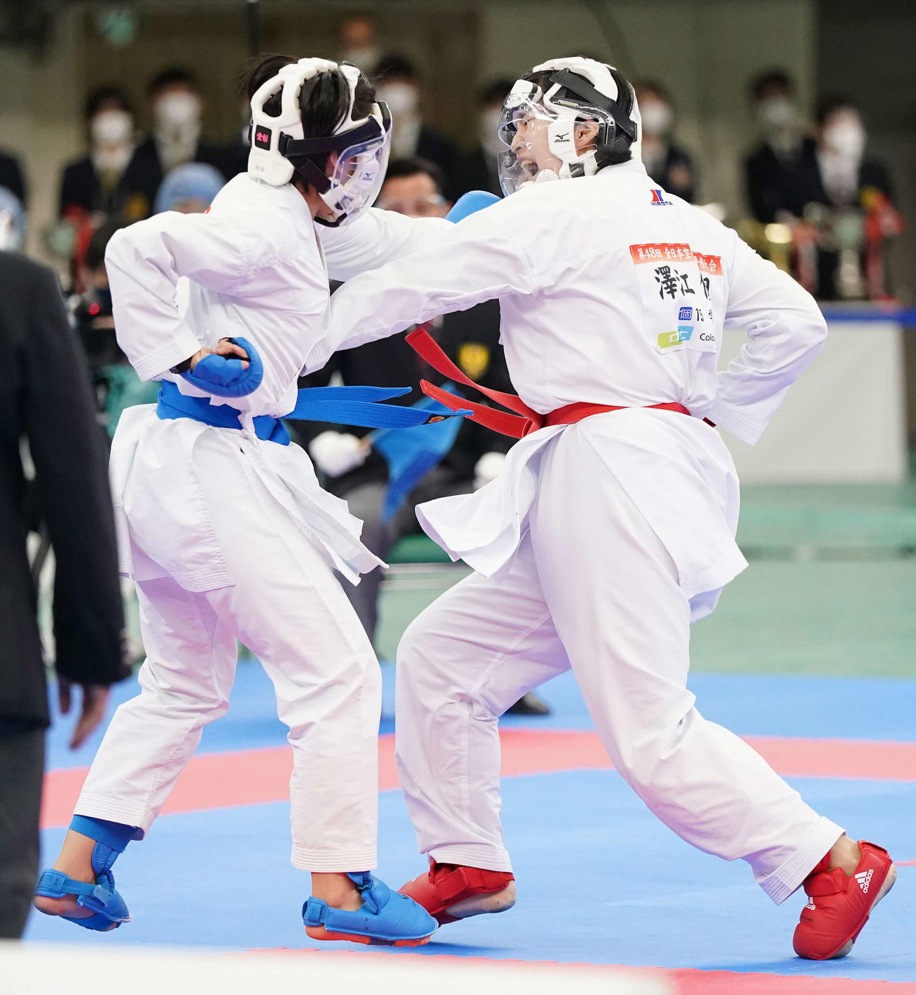 女子組手決勝　島（左）とせめぎ合う沢江（撮影・鈴木みどり）