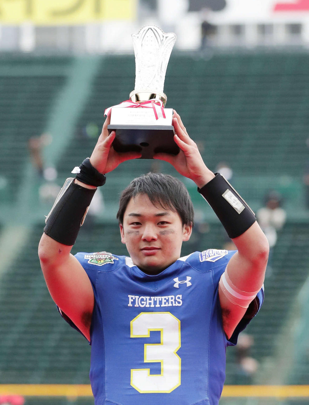 関学大対日大　年間最優秀選手に選ばれ、トロフィーを掲げる関学大QB奥野（撮影・前田充）