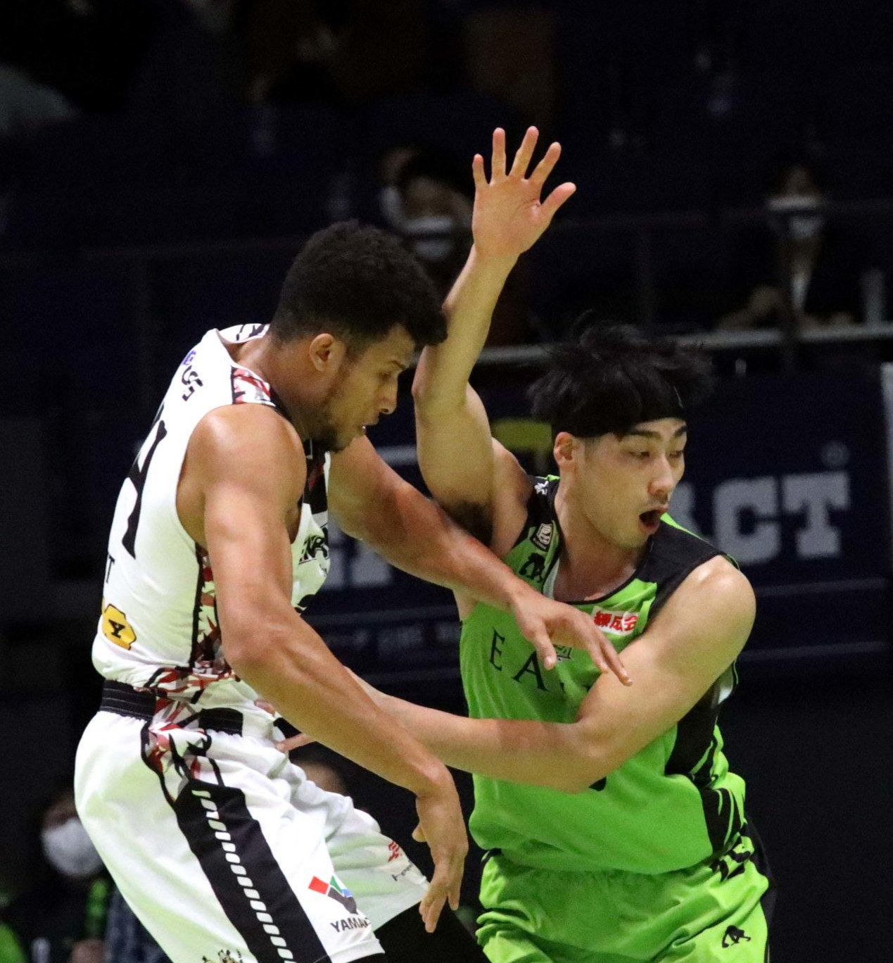 北海道対三遠　第1クオーター、ゴール下で激しい守備を見せるレバンガ北海道玉木（右）（撮影・永野高輔）