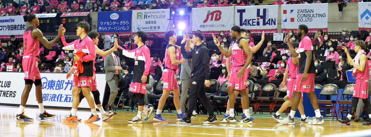 秋田対島根　試合に勝利しハイタッチする秋田の選手たち（撮影・佐藤究）