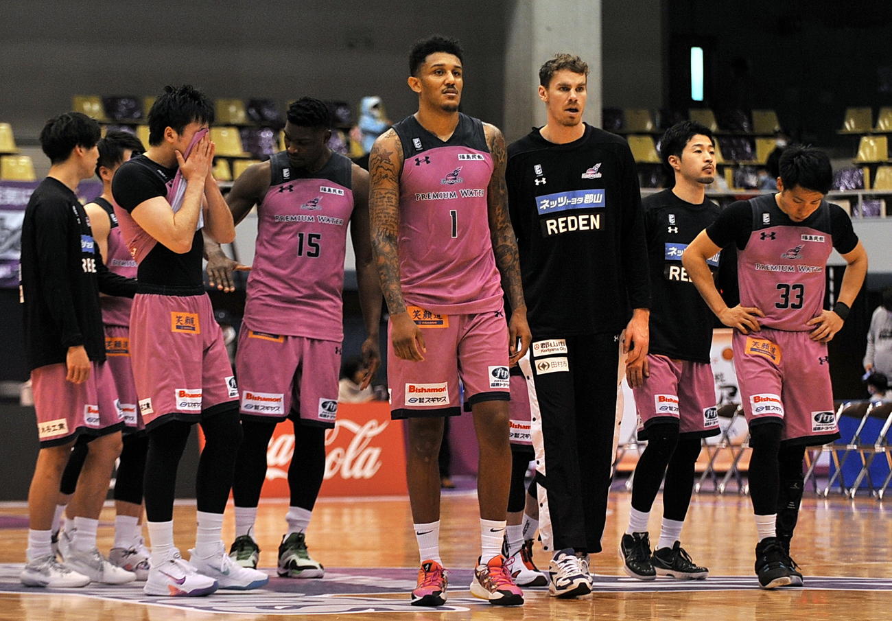今季初の3連敗に肩を落とす福島の選手たち