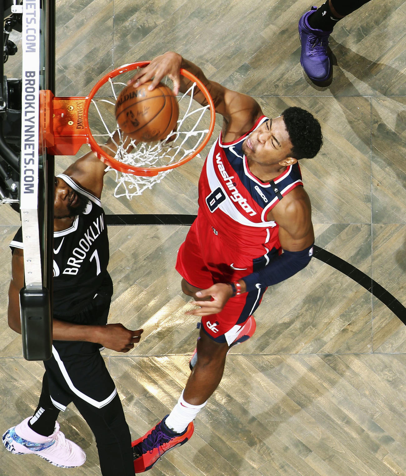 ネッツとのオープン戦で、ダンクを決めるウィザーズの八村（NBAE提供・ゲッティ＝共同）