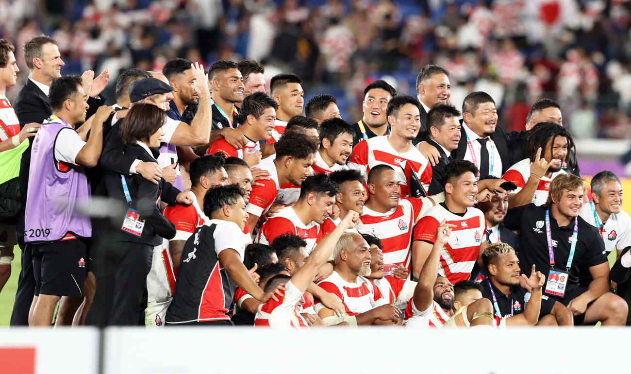 19年ラグビーW杯日本大会で決勝トーナメント進出を決め、記念撮影する日本代表の選手たち（2019年10月13日撮影）