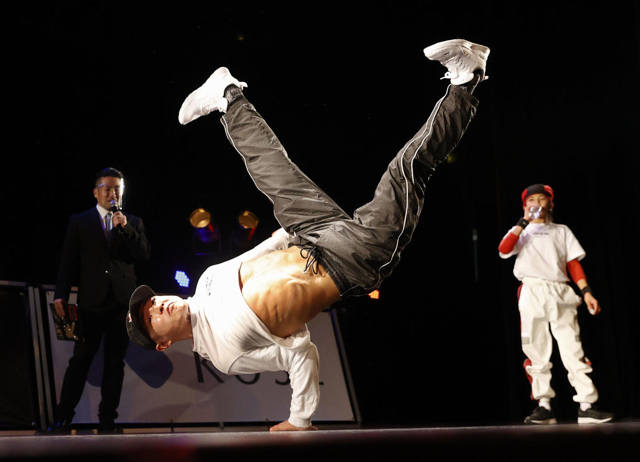 パリ五輪で初採用が決まったブレイクダンスを披露する半井（共同）