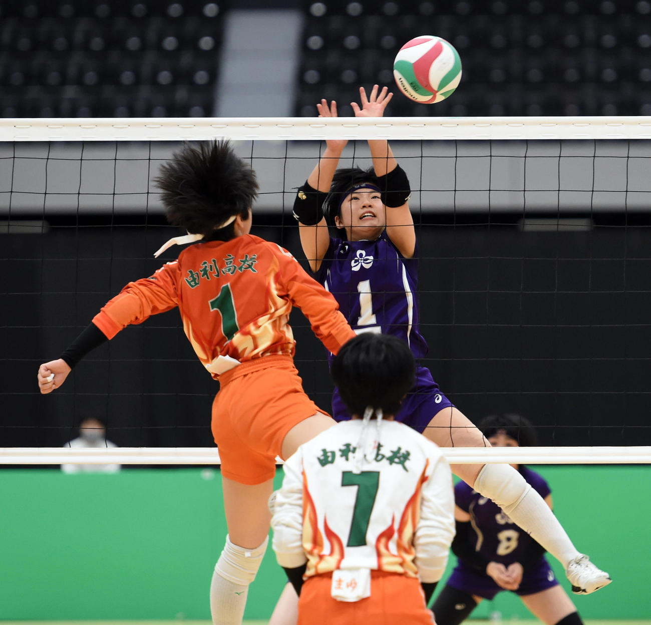 10月26日、秋田県予選決勝の由利戦でブロックする秋田北・小白川主将（奥）（撮影・山田愛斗）