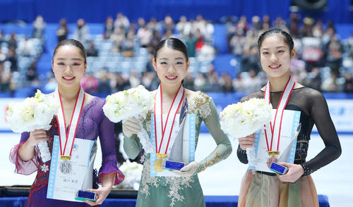 昨年の全日本フィギュアスケート選手権を制し樋口新葉（左）、川畑和愛（右）と笑顔で写真に納まる紀平梨花（2019年12月21日撮影）