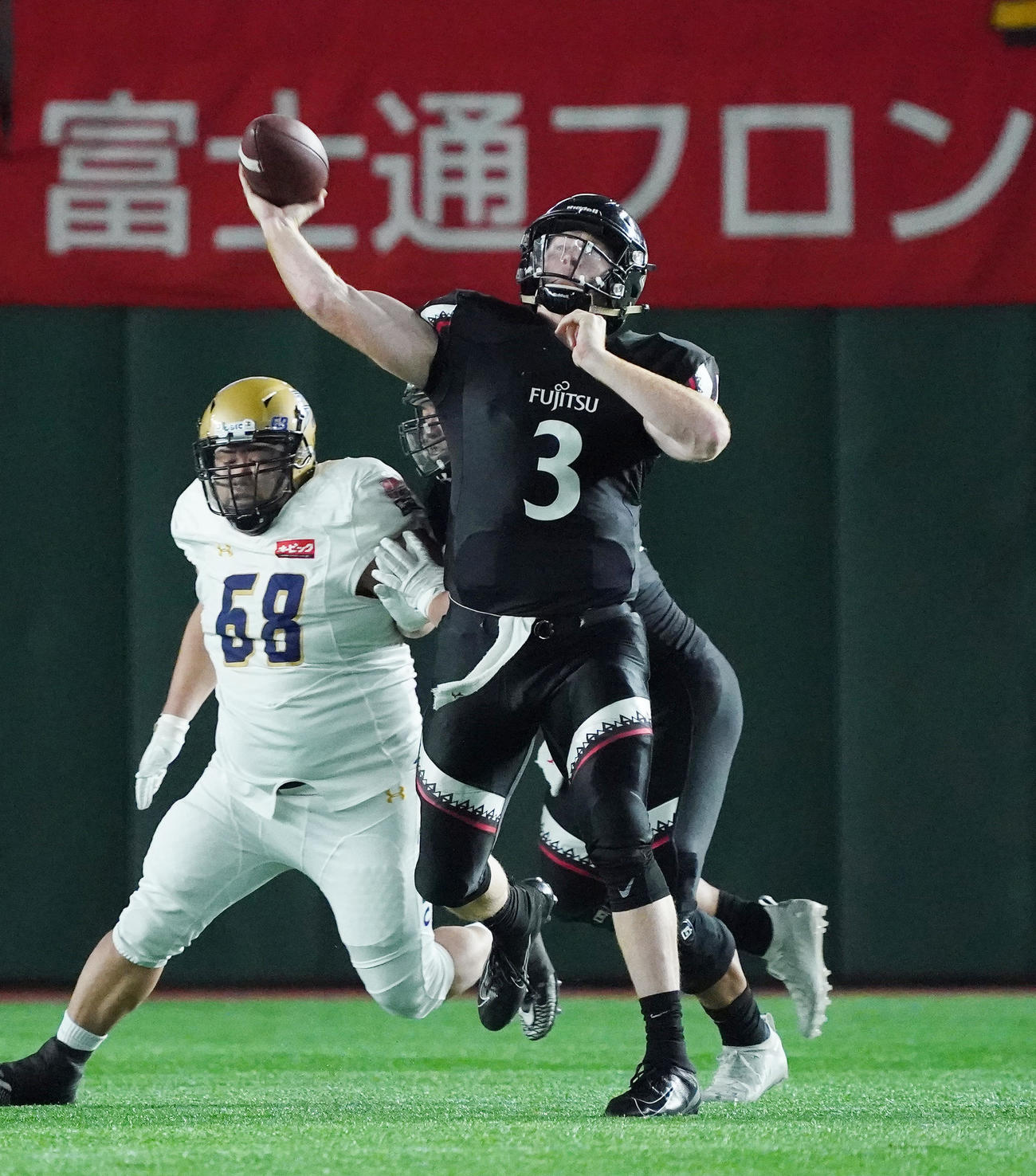 富士通対オービック　第1Q、パスを出す富士通QBバードソン（撮影・菅敏）