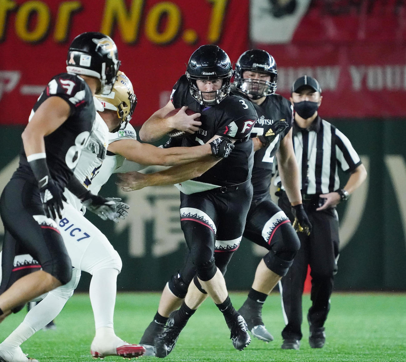 富士通対オービック　第1Q、突進する富士通QBバードソン（左から3人目）（撮影・菅敏）