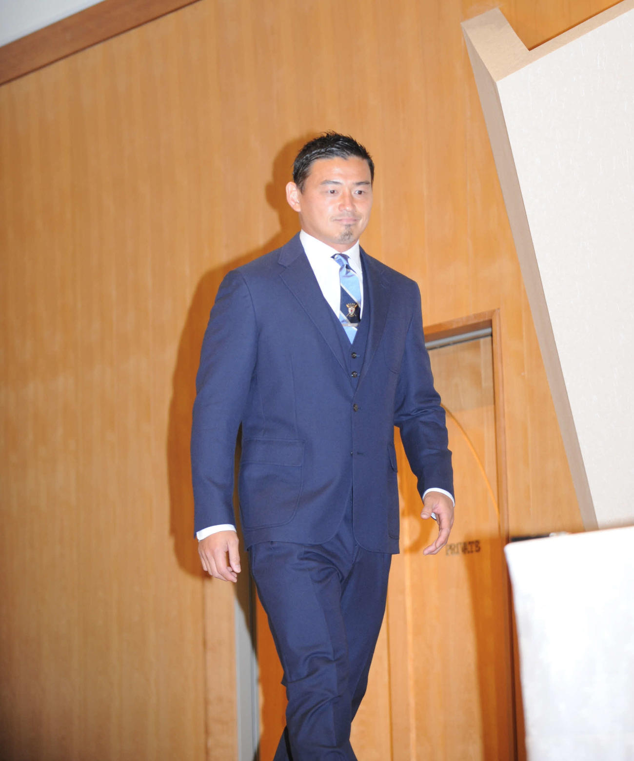 会見場に姿を現したヤマハ発動機の五郎丸