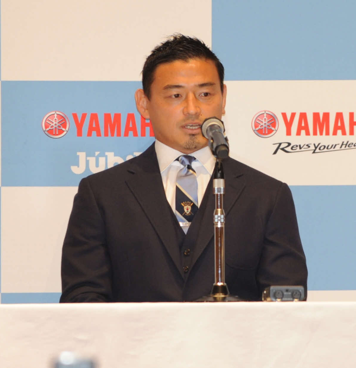 記者の質問に答えるヤマハ発動機の五郎丸