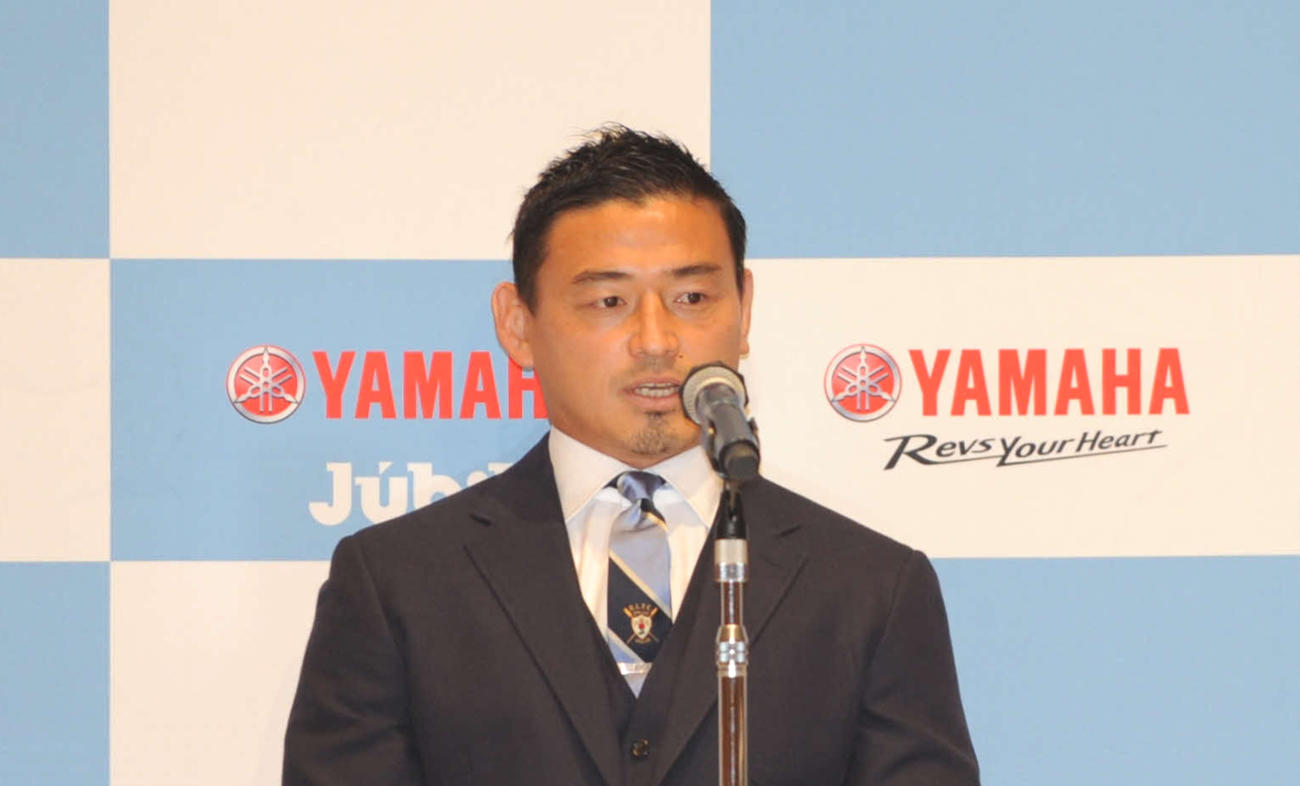 記者の質問に答えるヤマハ発動機の五郎丸（撮影・倉橋徹也）