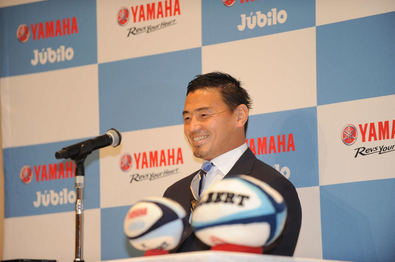 会見で笑顔を見せるヤマハ発動機の五郎丸（撮影・倉橋徹也）