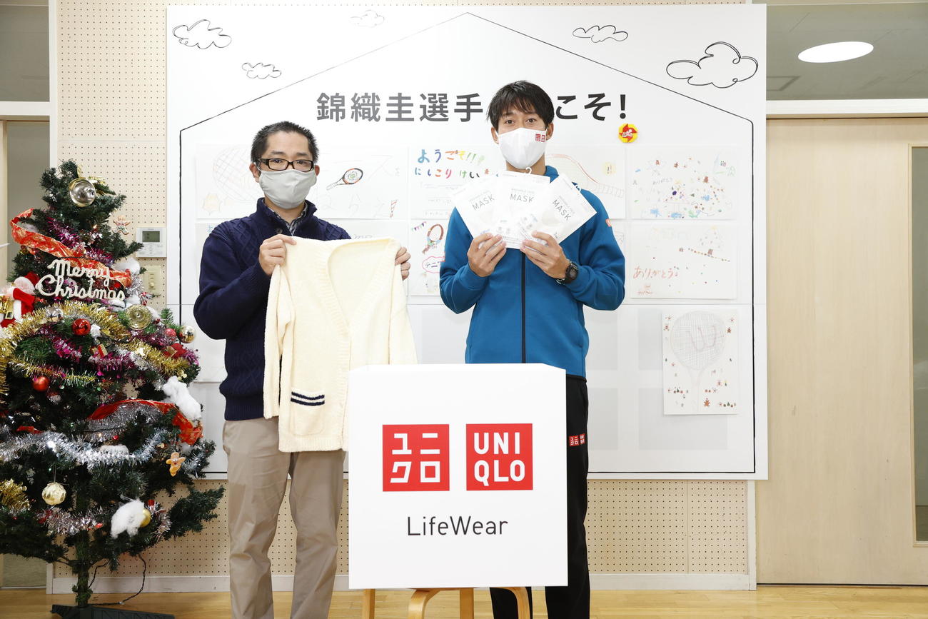 都内の児童養護施設で冬物衣料などを手渡した錦織（右）（ユニクロ提供）