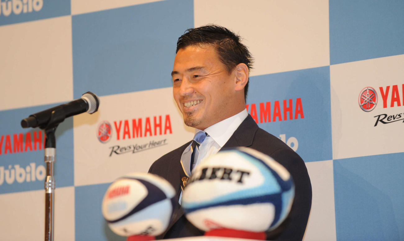 会見で笑顔を見せるヤマハ発動機の五郎丸（撮影・倉橋徹也）