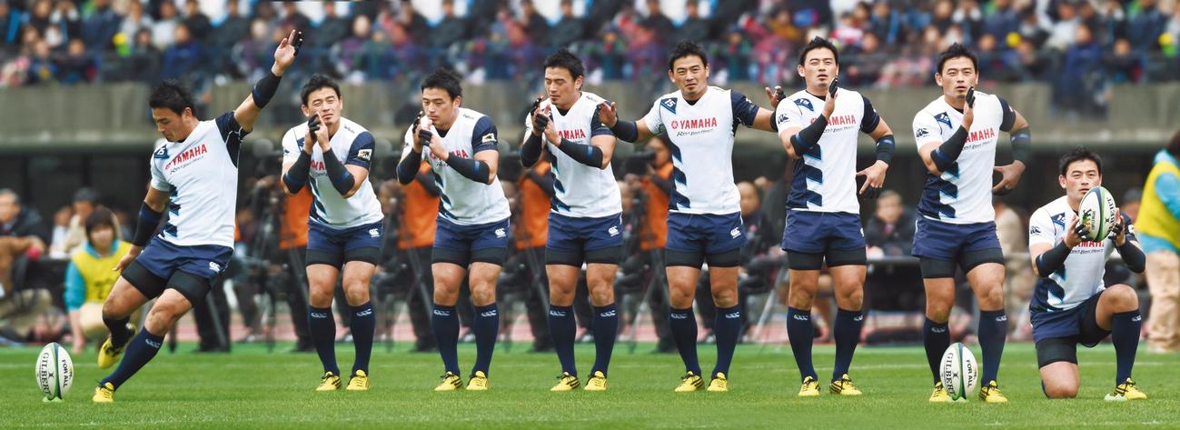 15年12月、トップリーグで、キックの前にルーティンを行う五郎丸（連続写真）