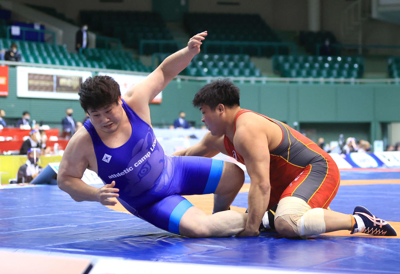 男子フリースタイル125キロ級準決勝で、山本（右）にポイントを奪われる荒木田（代表撮影）　