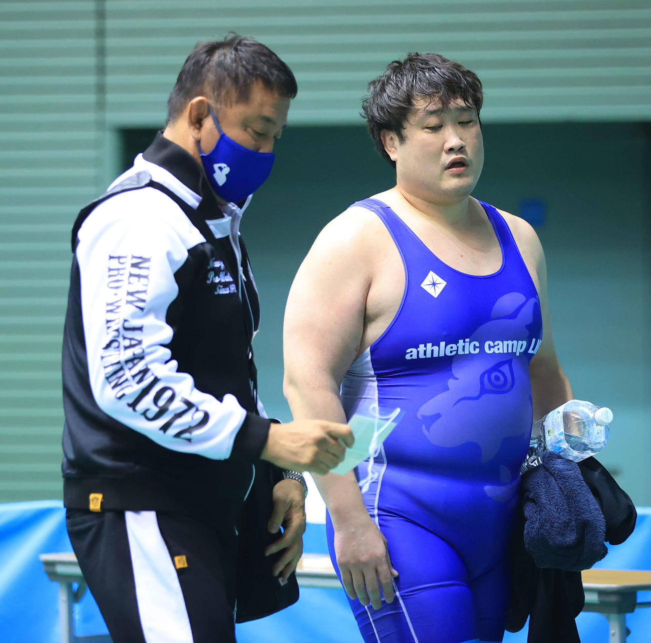 男子フリースタイル125キロ級準決勝で山本に敗れ、セコンドの永田氏（左）とともに肩を落とす荒木田（代表撮影）