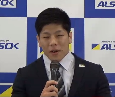 オンラインで引退会見を行う中矢力