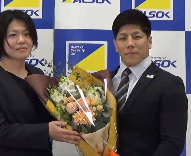 引退会見で田知本愛さんから花束を受け取る中矢力