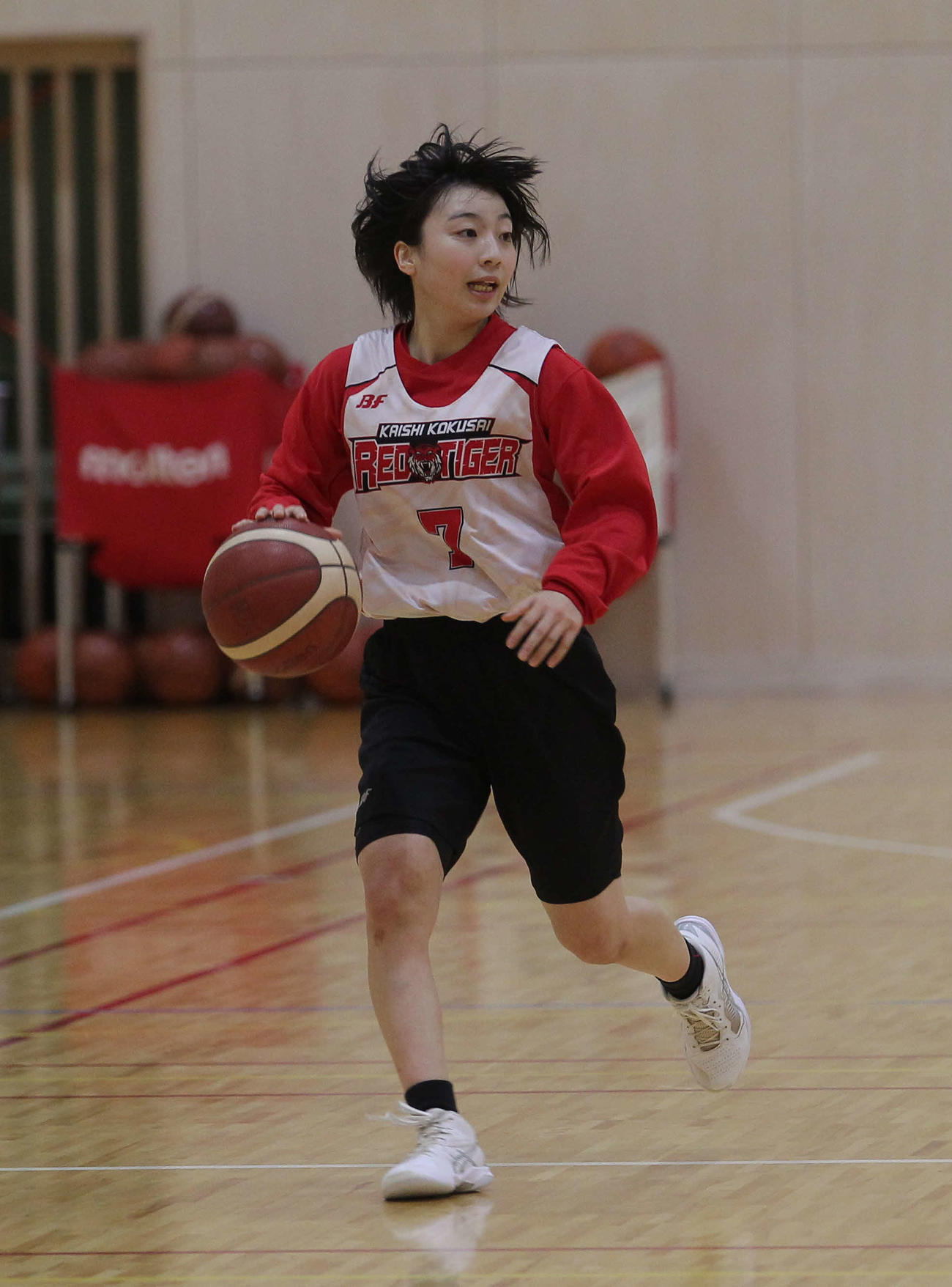 ボールを前に運ぶPG各務