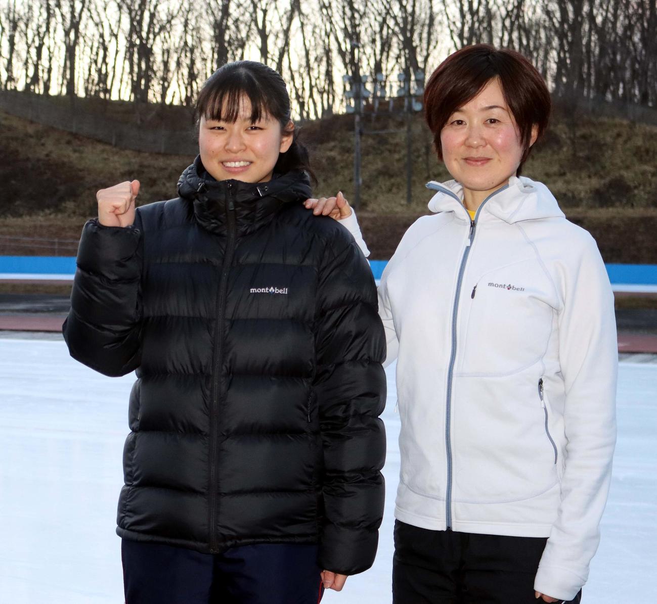 女子500メートルで初優勝し田畑監督と喜ぶ駒大苫小牧の清水（左）（撮影・永野高輔）