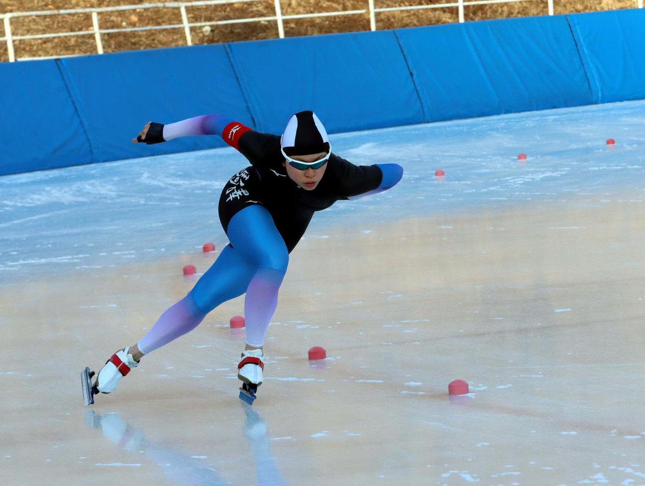 女子500メートルで初優勝した駒大苫小牧・清水の滑り（撮影・永野高輔）