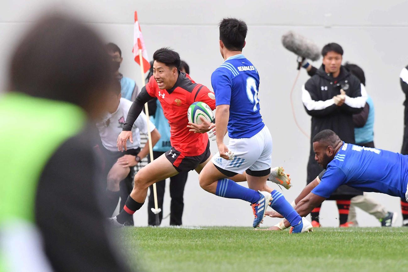 東海大対帝京大　後半、右端に飛び込みトライを決める帝京大WTB木村朋也（撮影・上田博志）