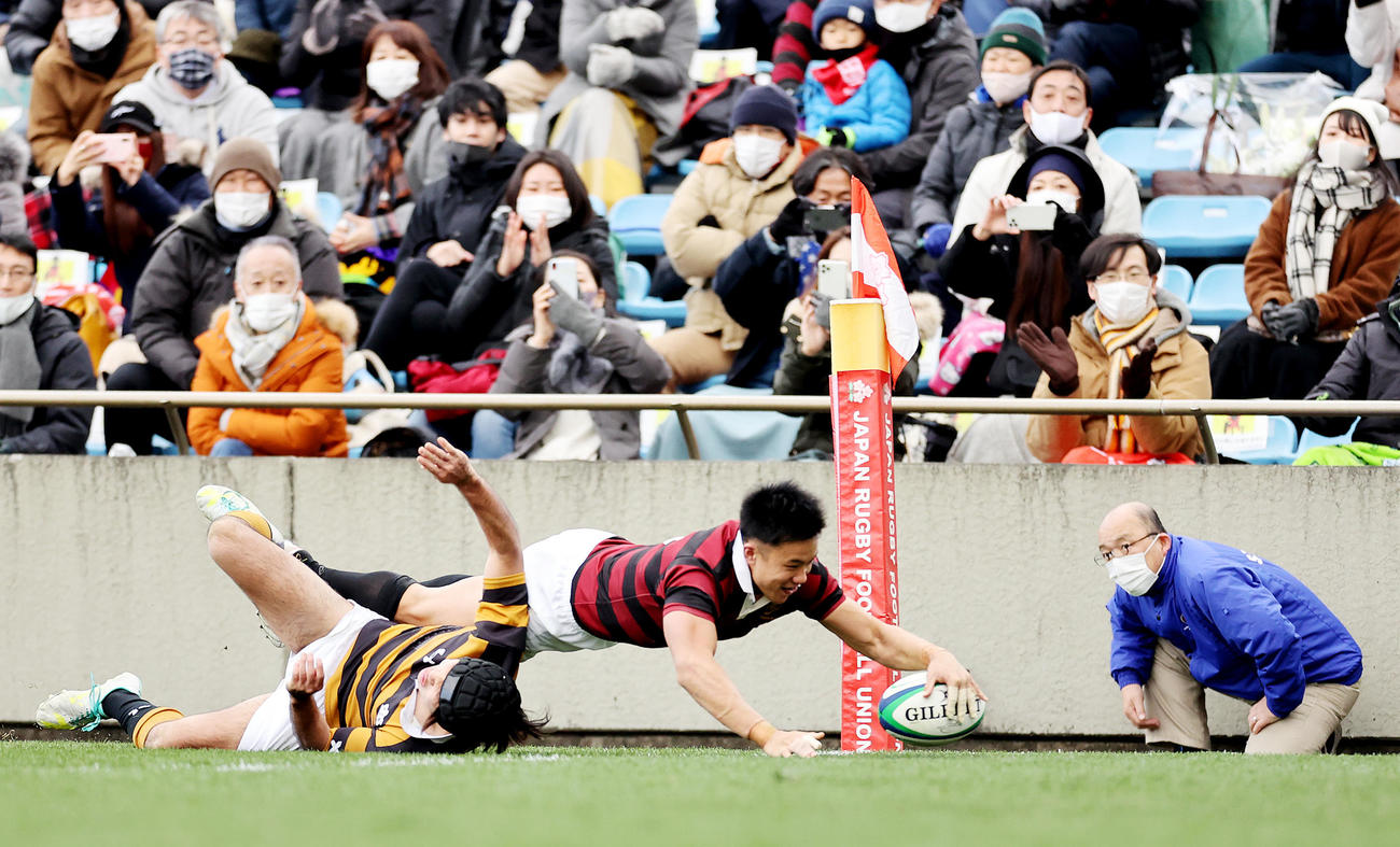慶大対早大　後半、トライを決める早大WTB古賀（撮影・野上伸悟）