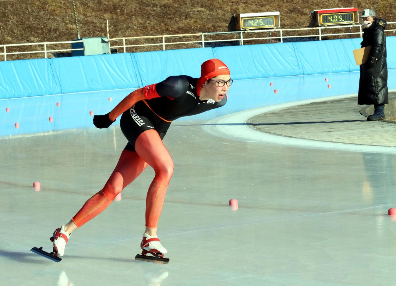 男子5000メートルで初優勝し1万メートルと2冠を飾った白樺学園の菊池（撮影・永野高輔）