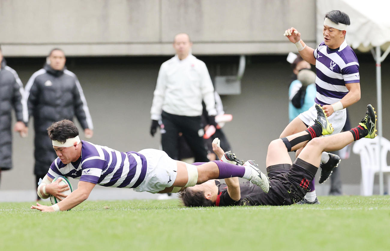 ラグビー大学選手権　明大対日大　後半、トライを決める明大FL福田（撮影・野上伸悟）