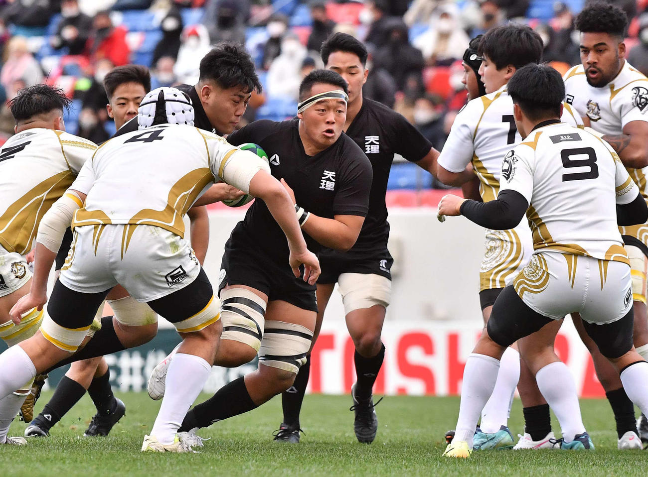 天理大対流通経大　後半、ボールを持って突進する天理大フランカー松岡主将（撮影・上田博志）