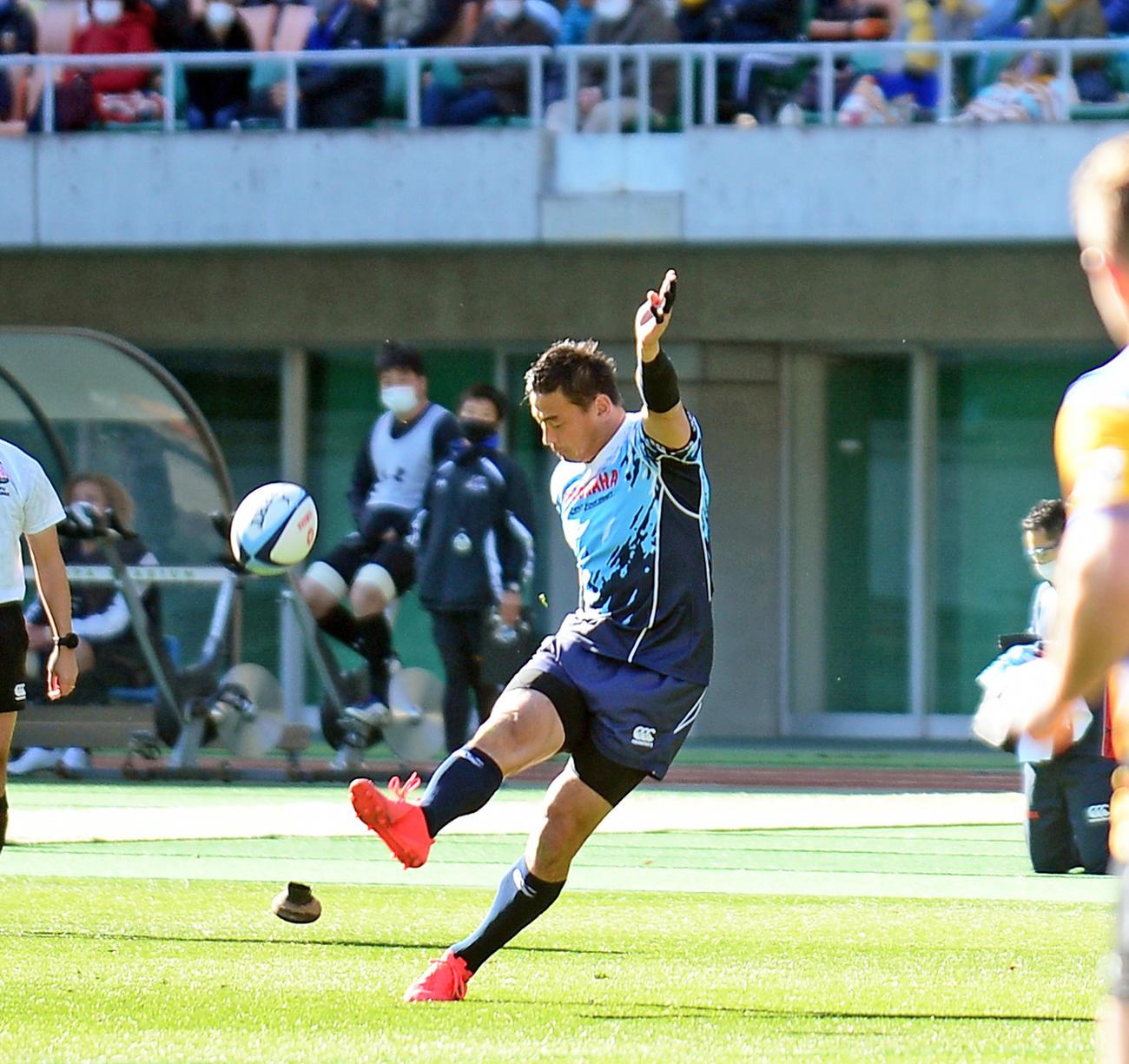 1本目、観客が見守る中でコンバージョンキックを成功させる五郎丸（撮影・前田和哉）