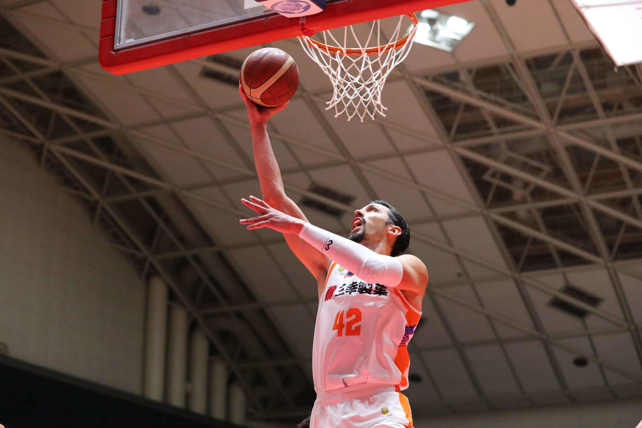 三遠対新潟　第1Q、シュートを放つ新潟のウォッシュバーン（C）B．LEAGUE