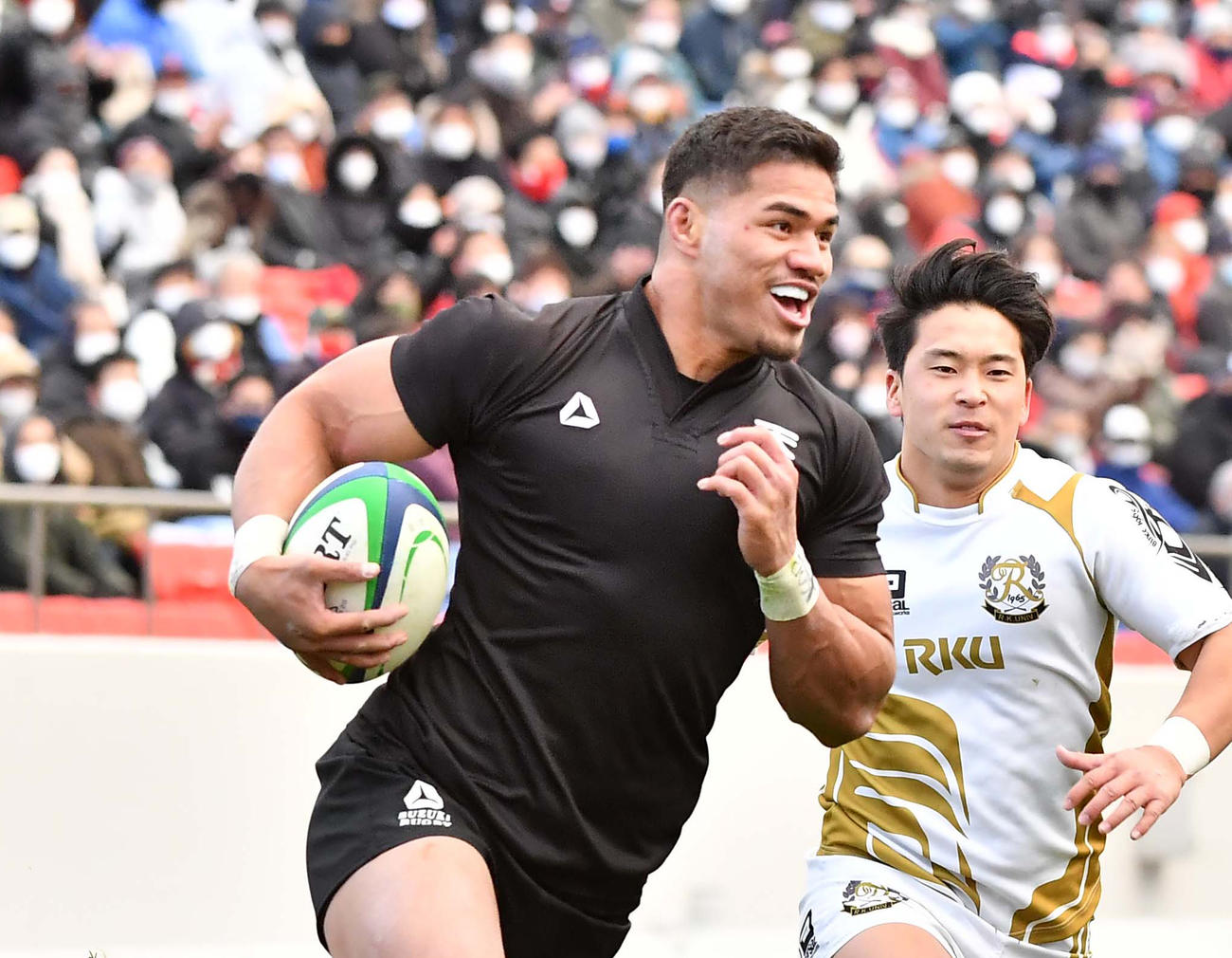 前半、右サイドから中央へ切れ込みトライを決める天理大CTBフィフィタ（撮影・上田博志）