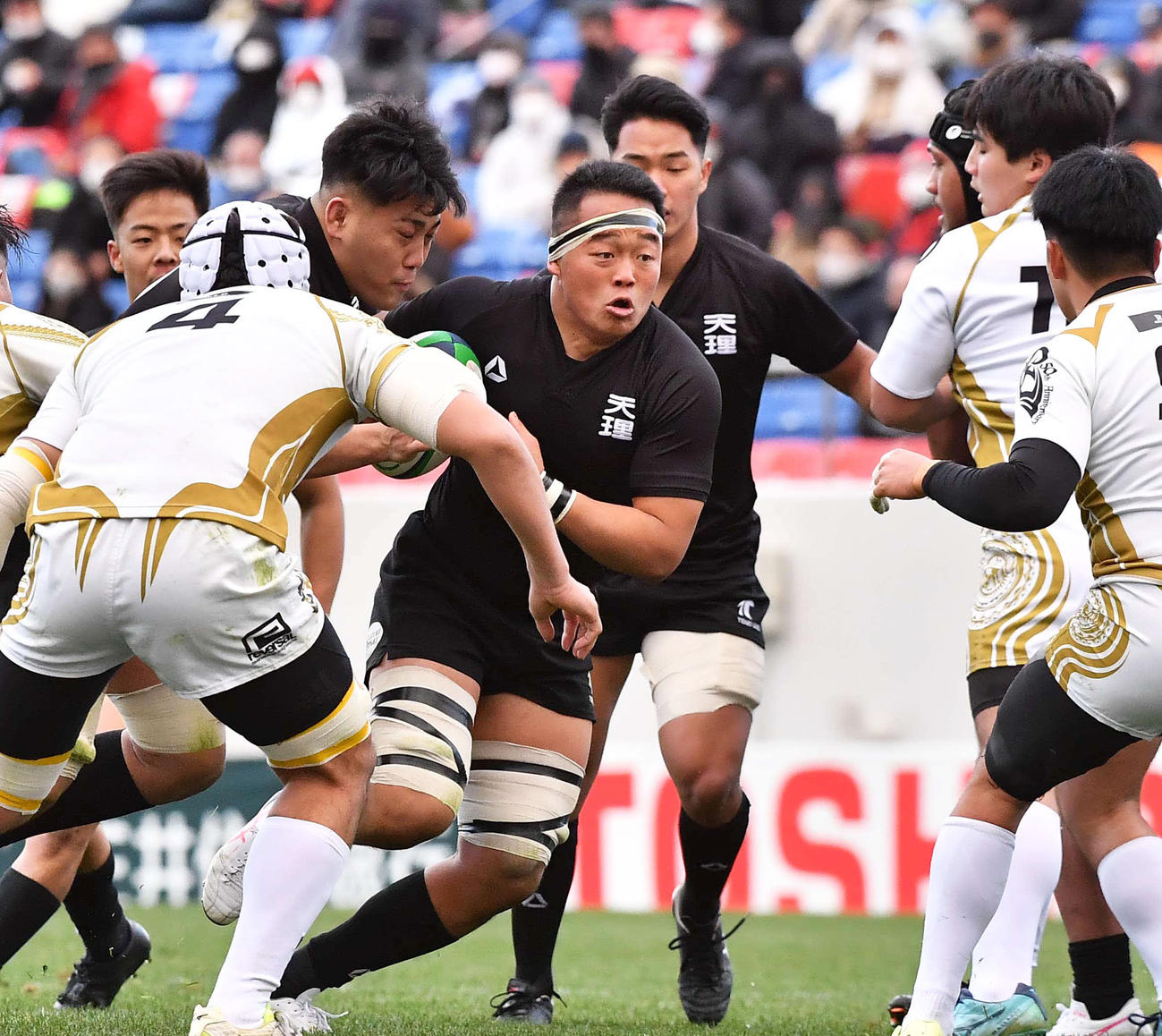 後半、ボールを持って突進する天理大FL松岡主将（撮影・上田博志）