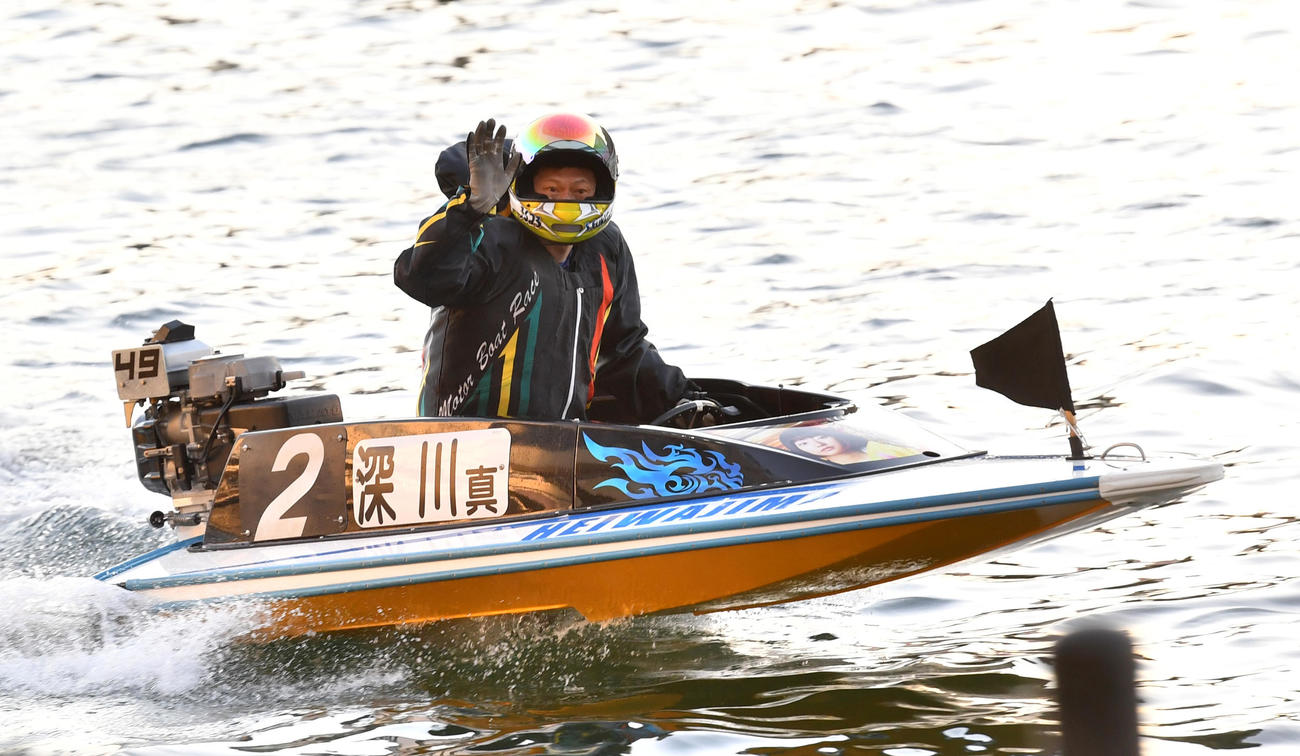 シリーズ優勝戦に勝利しウイニングランする深川真二（撮影・柴田隆二）